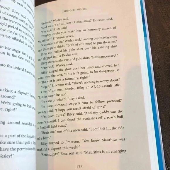 Janet Evanovich Curious Minds Book - never read - Excellent condition - Picture 5 of 5